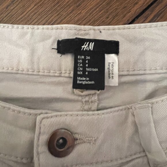 H&M tan low waisted shorts (size 4) - Picture 2 of 3